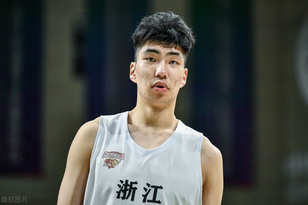 罗马中场克里斯坦特也能回撤踢中卫，但穆里尼奥教练更希望他留在中场保持中场的稳定性。